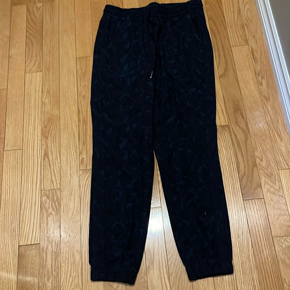 ATHLETA camo joggers size 6 (30/27)
